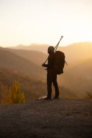 samotny mężczyzna szuka partnerki w górach